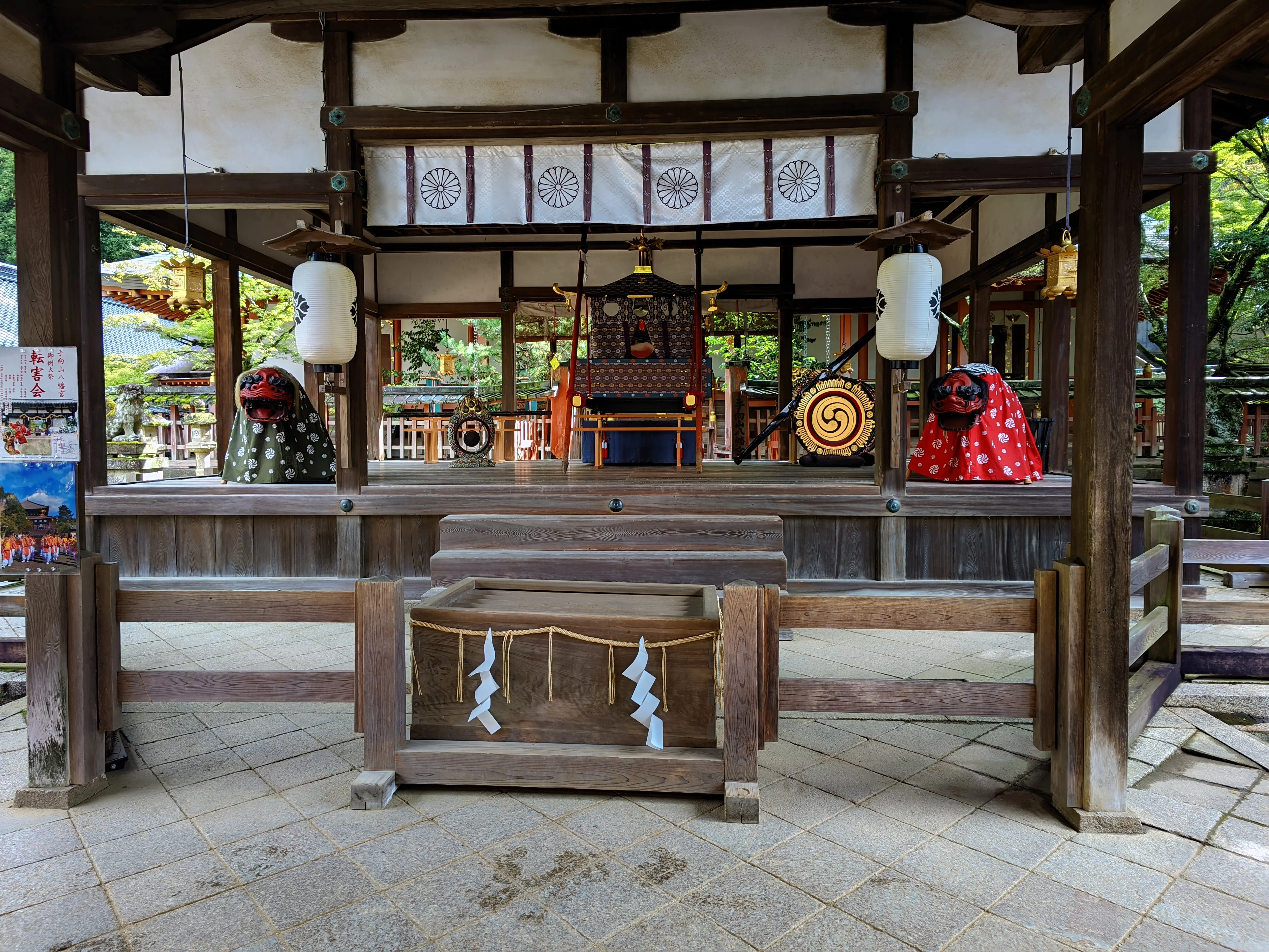 手向山八幡宮内